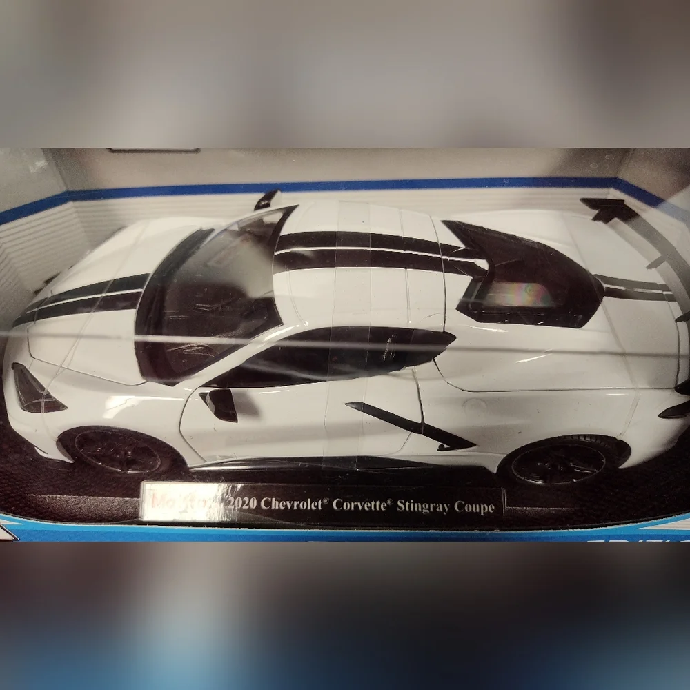 NWT Maisto Special Edition 2020 White Corvette Stingray Coupe Model 1/18Die-cast